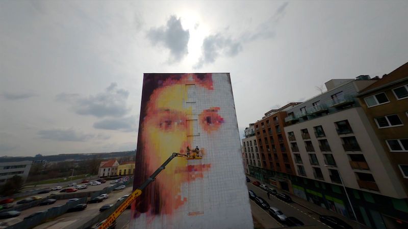 Obří malba zachmuřené dívky v pražských Holešovicích dokáže čistit ovzduší